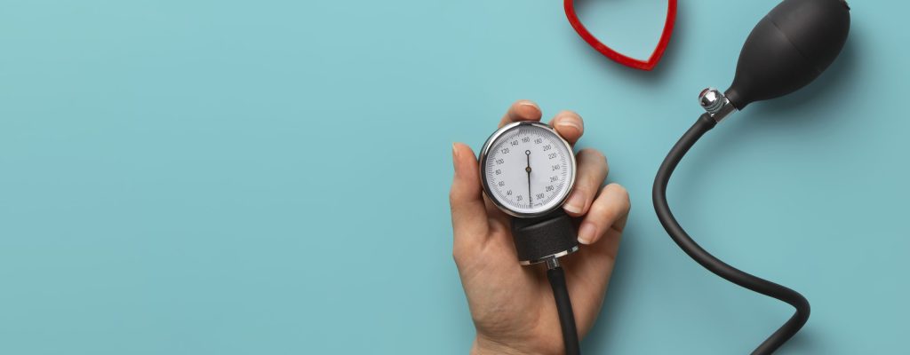 persona-que-usa-tensiometro-para-medir-la-presion-arterial persona-que-usa-tensiometro-para-medir-la-presion-arterial